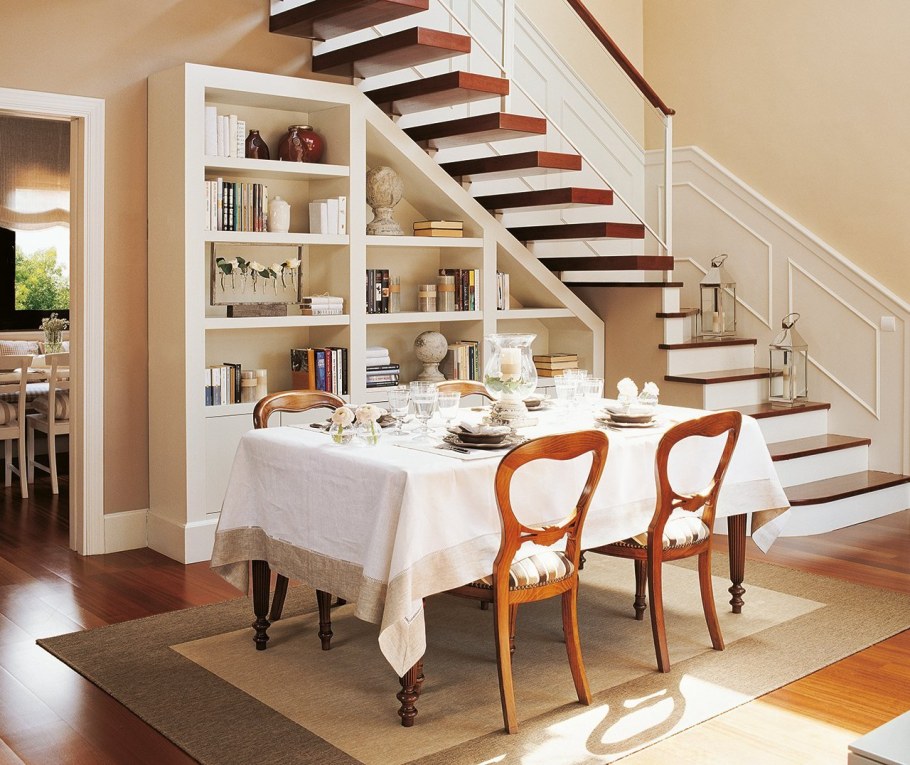 Обеденный стол под лестницей