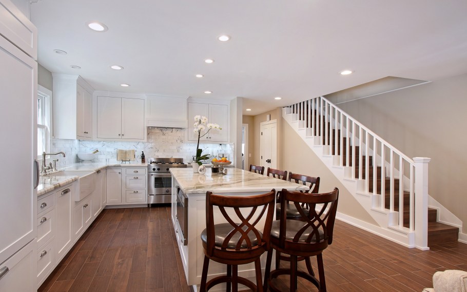 Кухня гостиная с лестницей