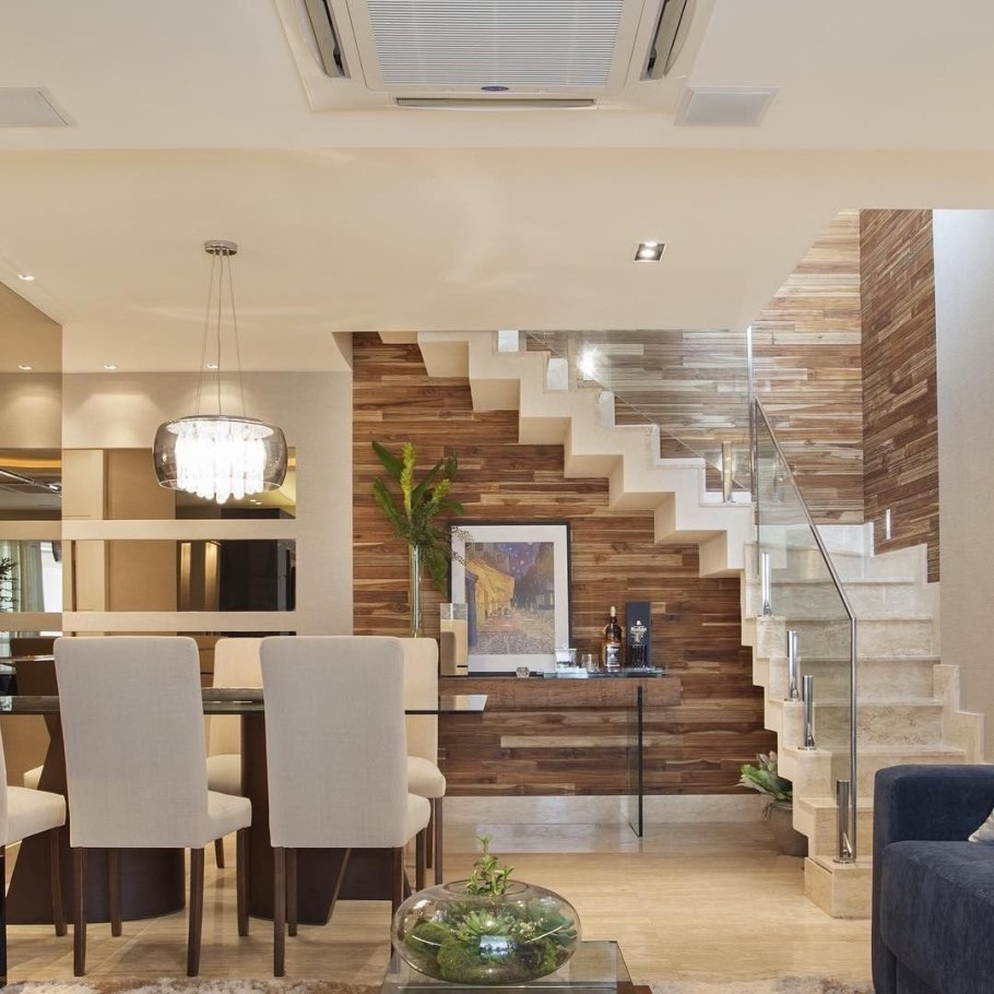 Лестница в интерьере гостиной