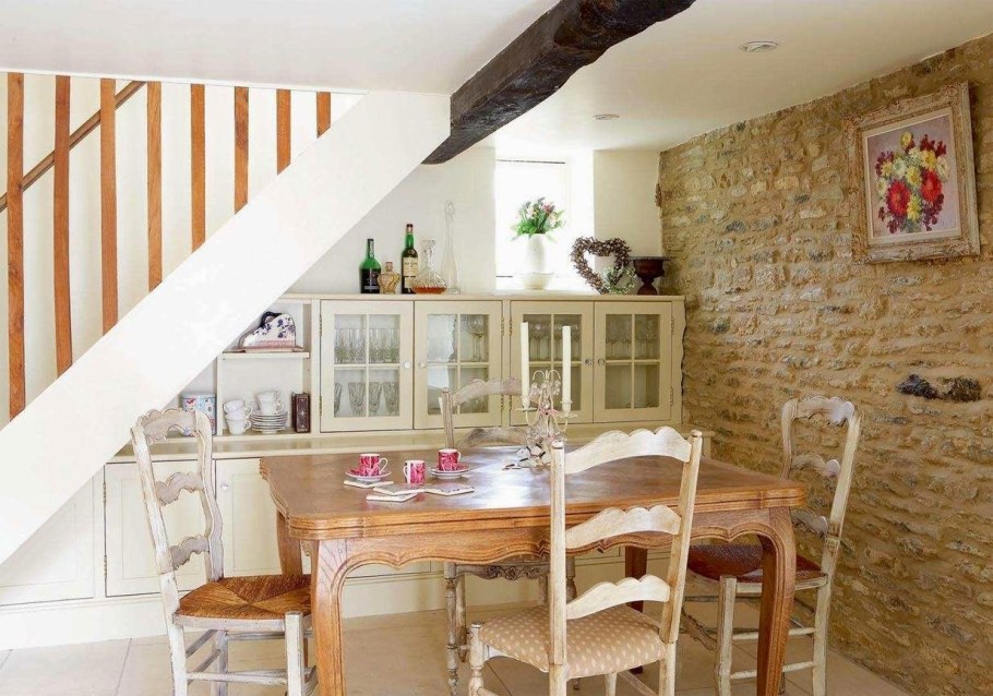 Кухня под лестницей