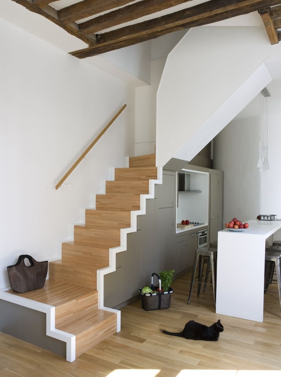 Кухня под лестницей