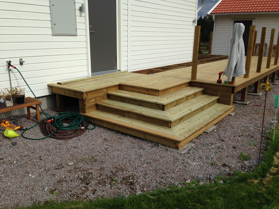 Деревянное крыльцо для дачи