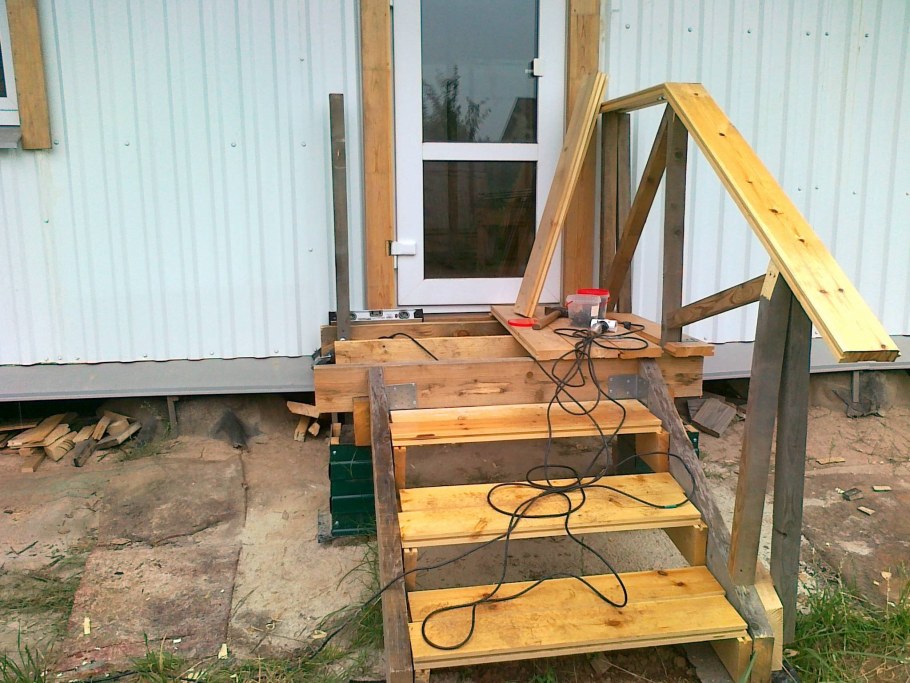 Деревянное крыльцо для дачи