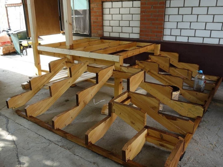 Деревянное крыльцо