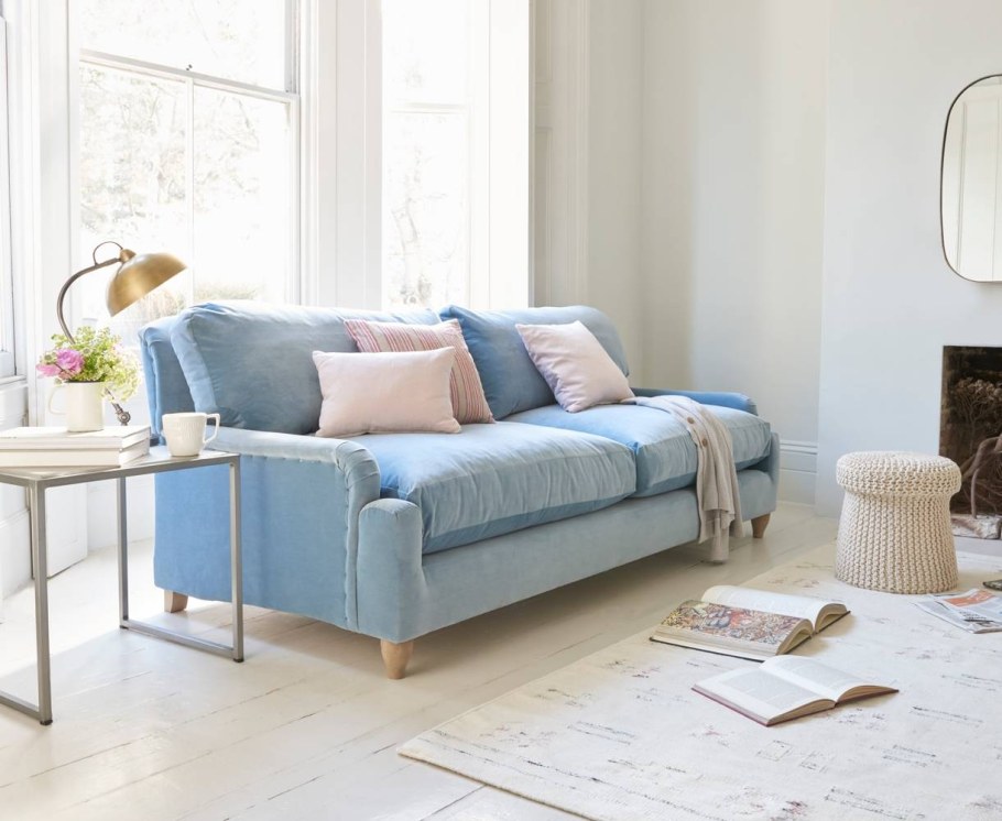 Диван голубого цвета