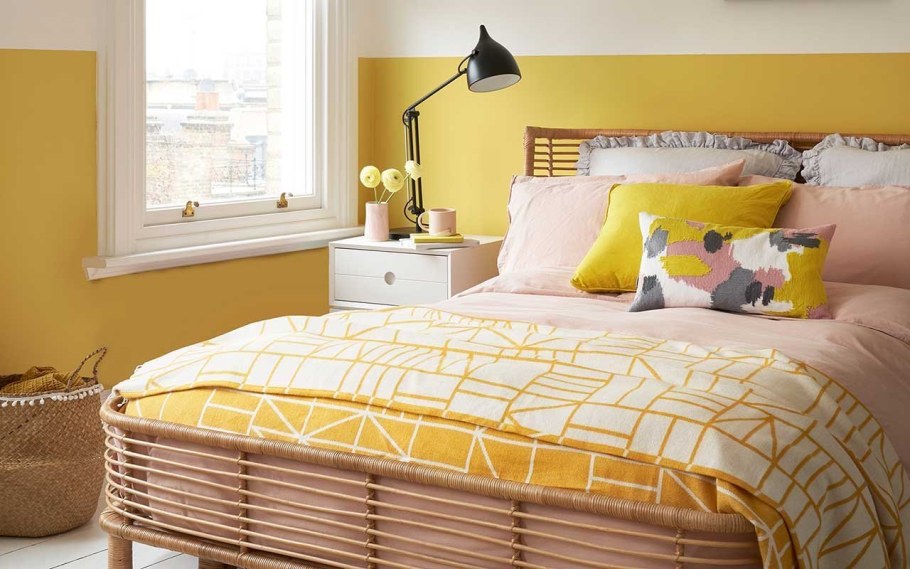 Комната в желтом цвете