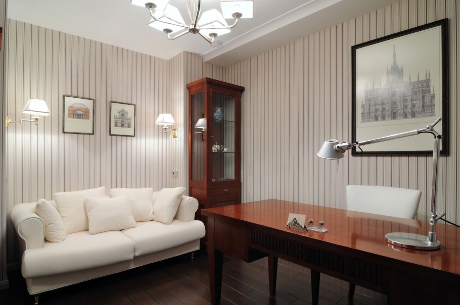 Комната с полосатыми обоями