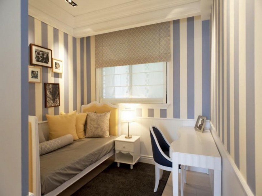 Комната с полосатыми обоями