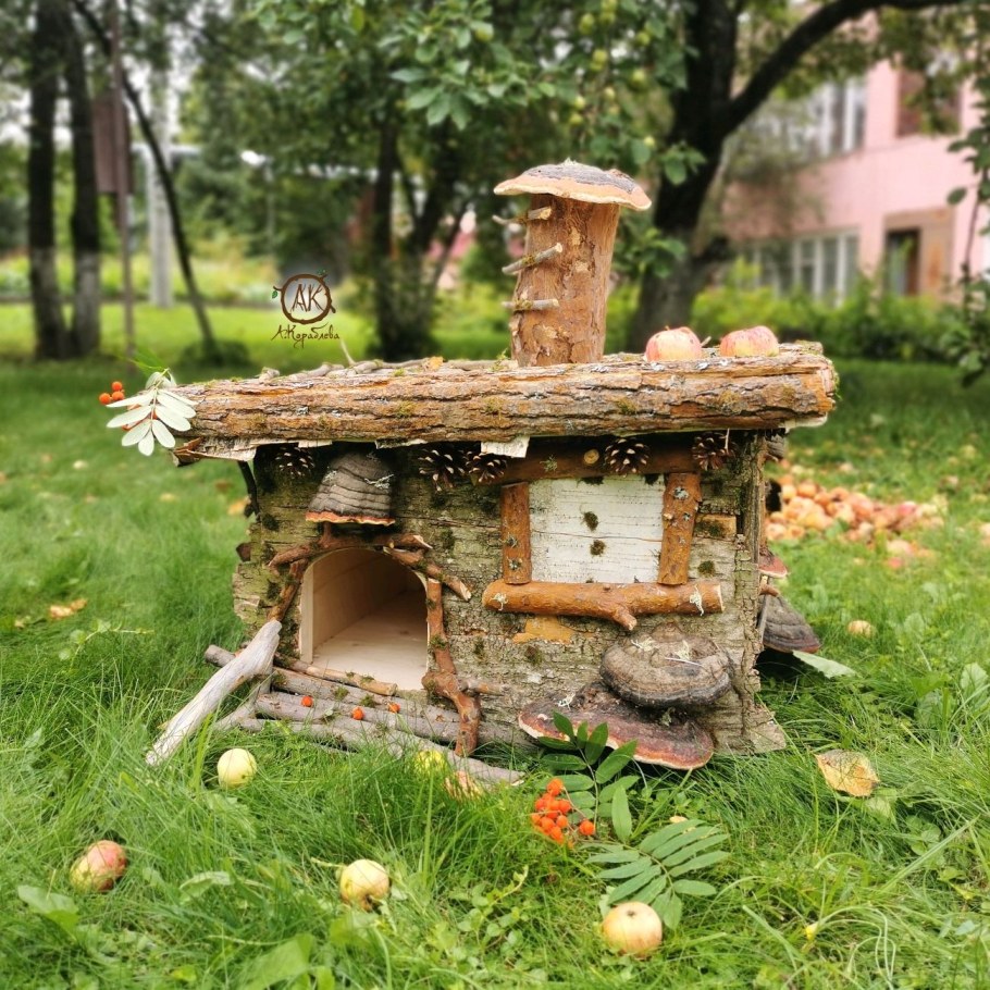 Домик для Ёжика на даче