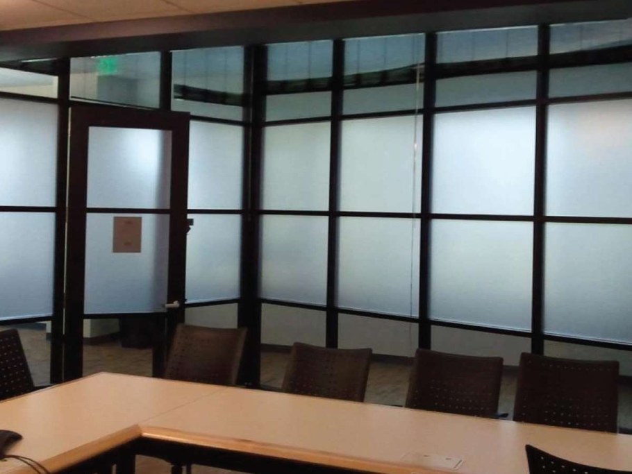 Перегородка стеклянная затемненная