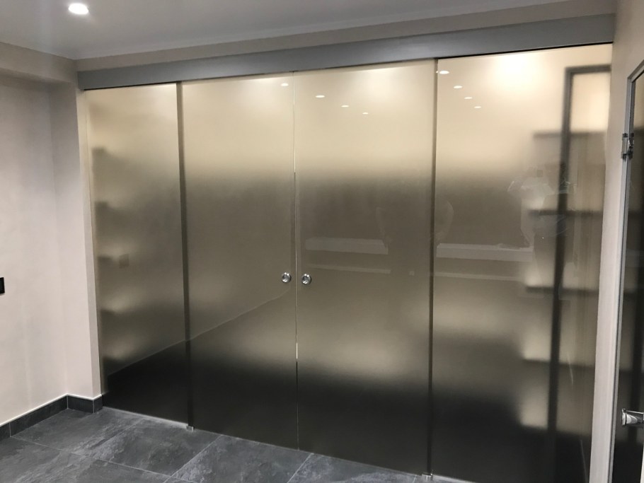 Цельностеклянные раздвижные перегородки