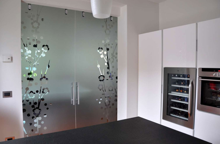 Стеклянная дверь