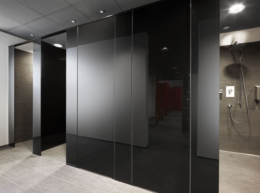 Черная стеклянная перегородка