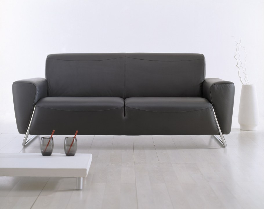 Стильный кожаный диван