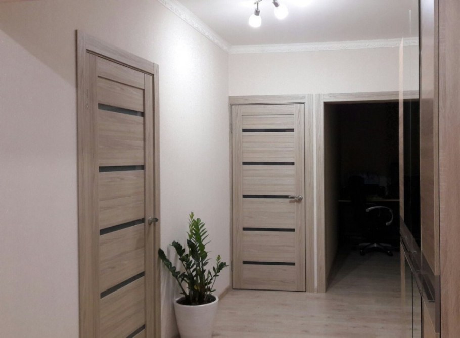 Светлые двери в интерьере