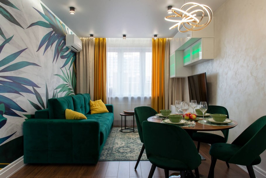 Изумрудные стулья в кухне гостинной