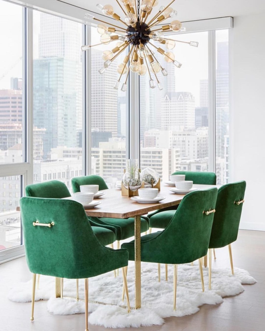 Изумрудные стулья в интерьере кухни