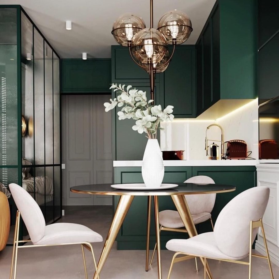 Кухня с зелеными стульями