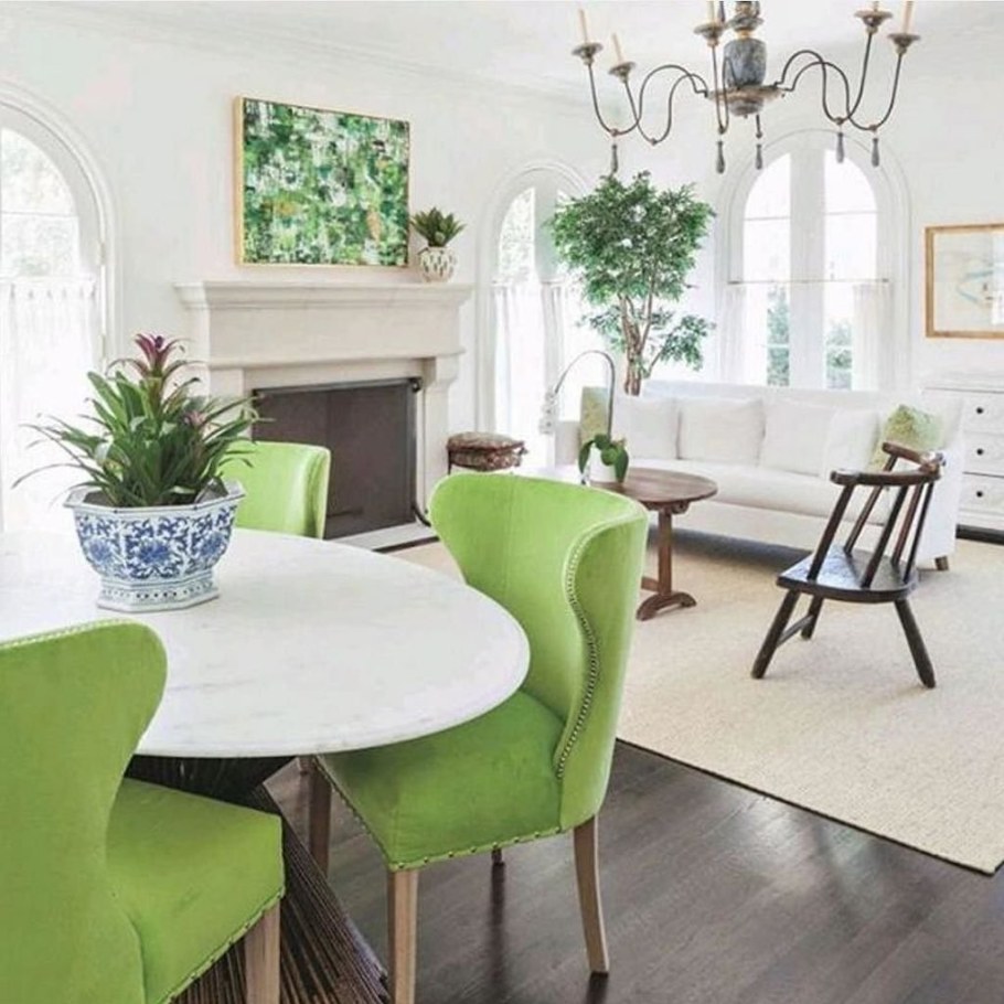 Кухня с зелеными стульями