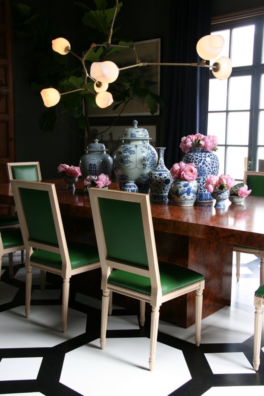 Изумрудные стулья на кухне