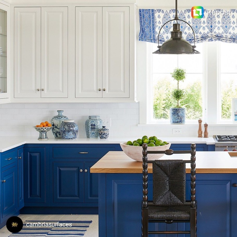 Интерьер с синей кухней