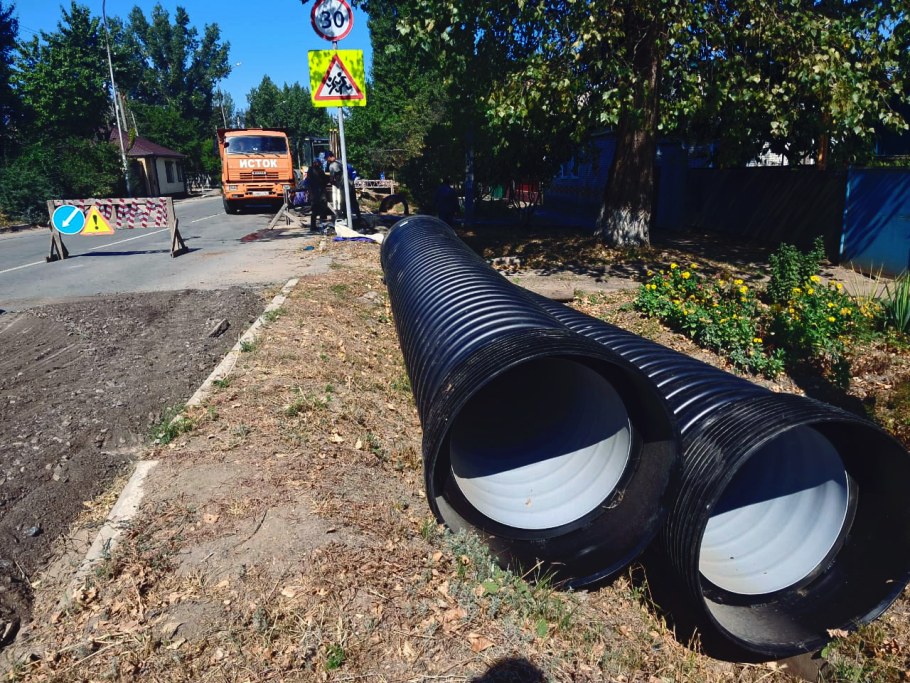 Канализационная труба по земле