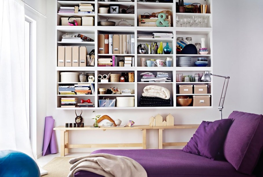 Стеллажи в интерьере квартиры