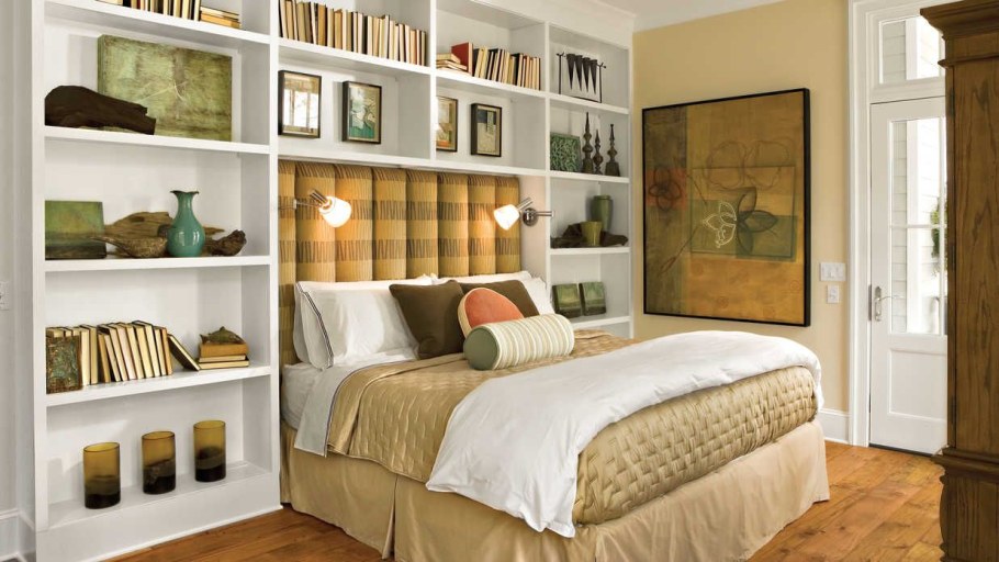 Полки вокруг кровати