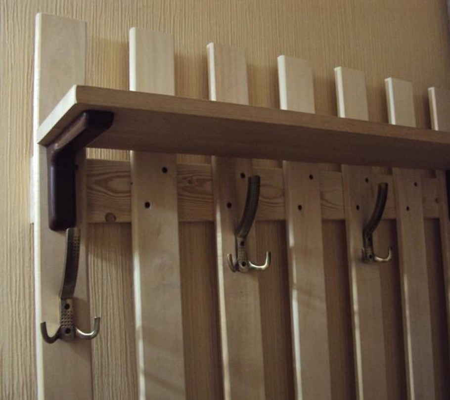 Настенная вешалка в прихожую из дерева
