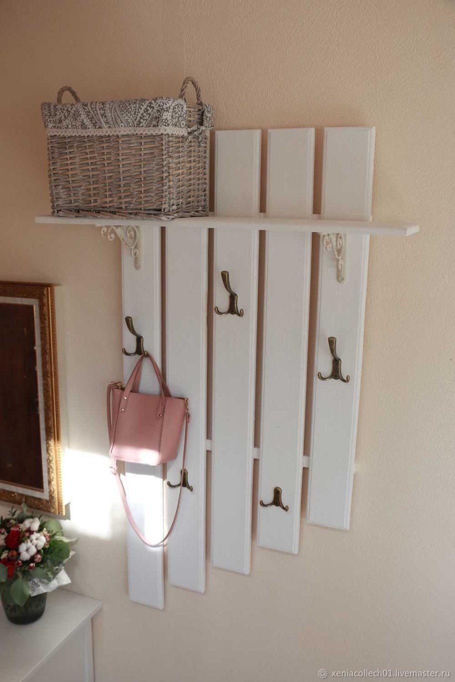 Вешалка в прихожую настенная