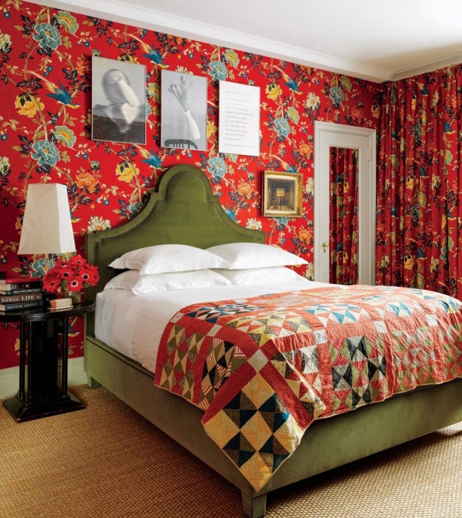 Яркие обои в спальню