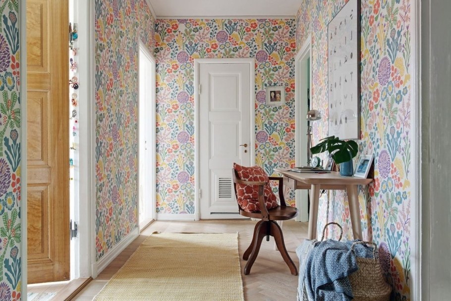 Яркие обои в прихожую
