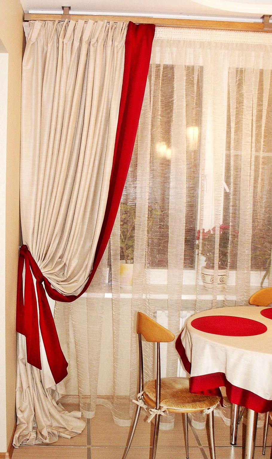 Красные шторы на кухню