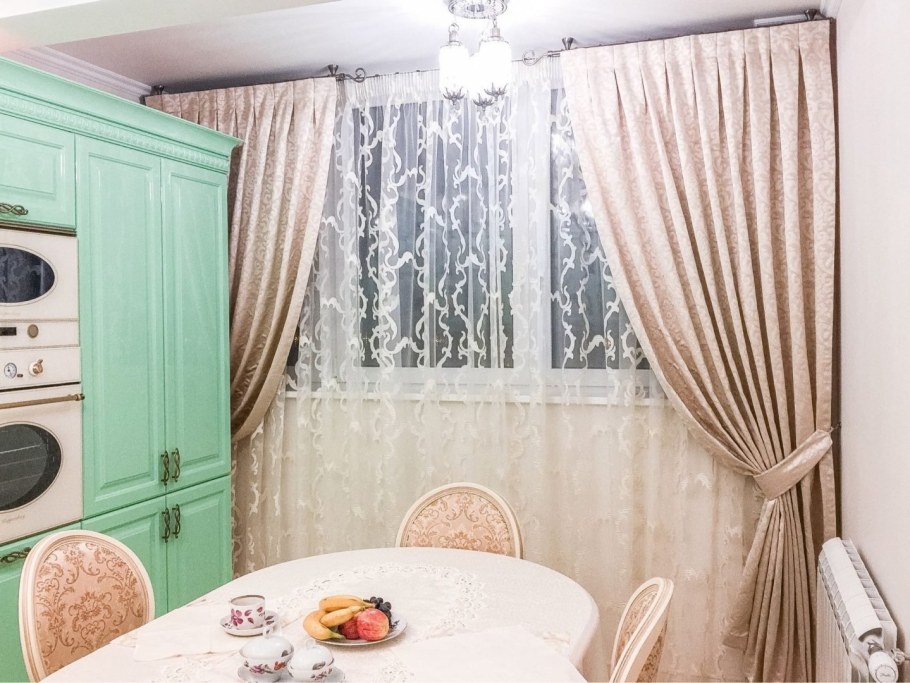 Шторы в интерьере кухни