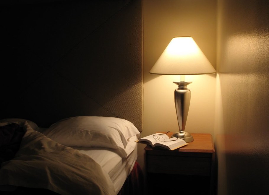 Темная комната с лампой