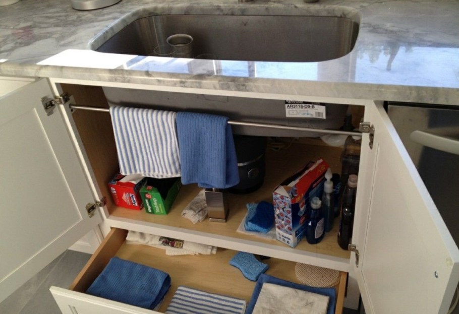 Организация пространства под мойкой на кухне