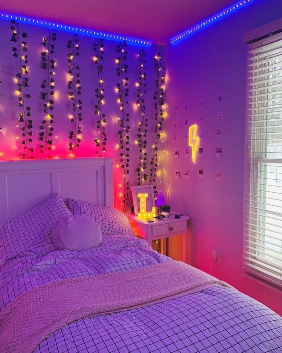 Комната с фиолетовой подсветкой
