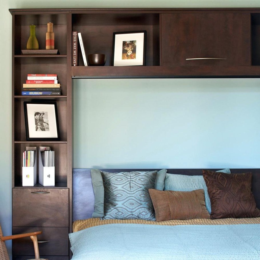 Полочки над кроватью в спальне