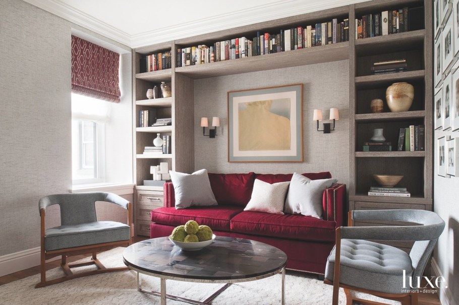 Стеллаж за диваном