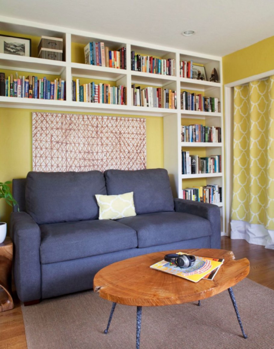 Гостиная с книжными полками