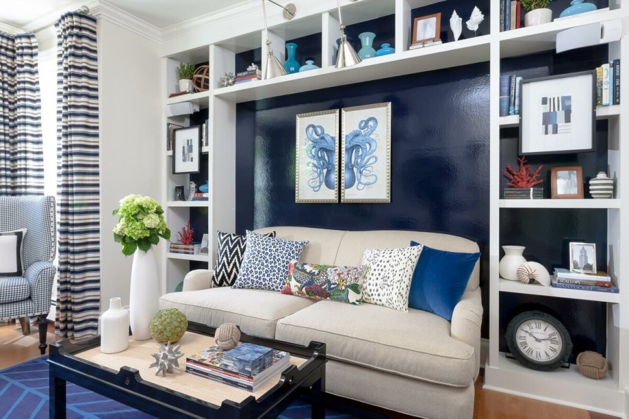 Полочки над диваном в гостиной