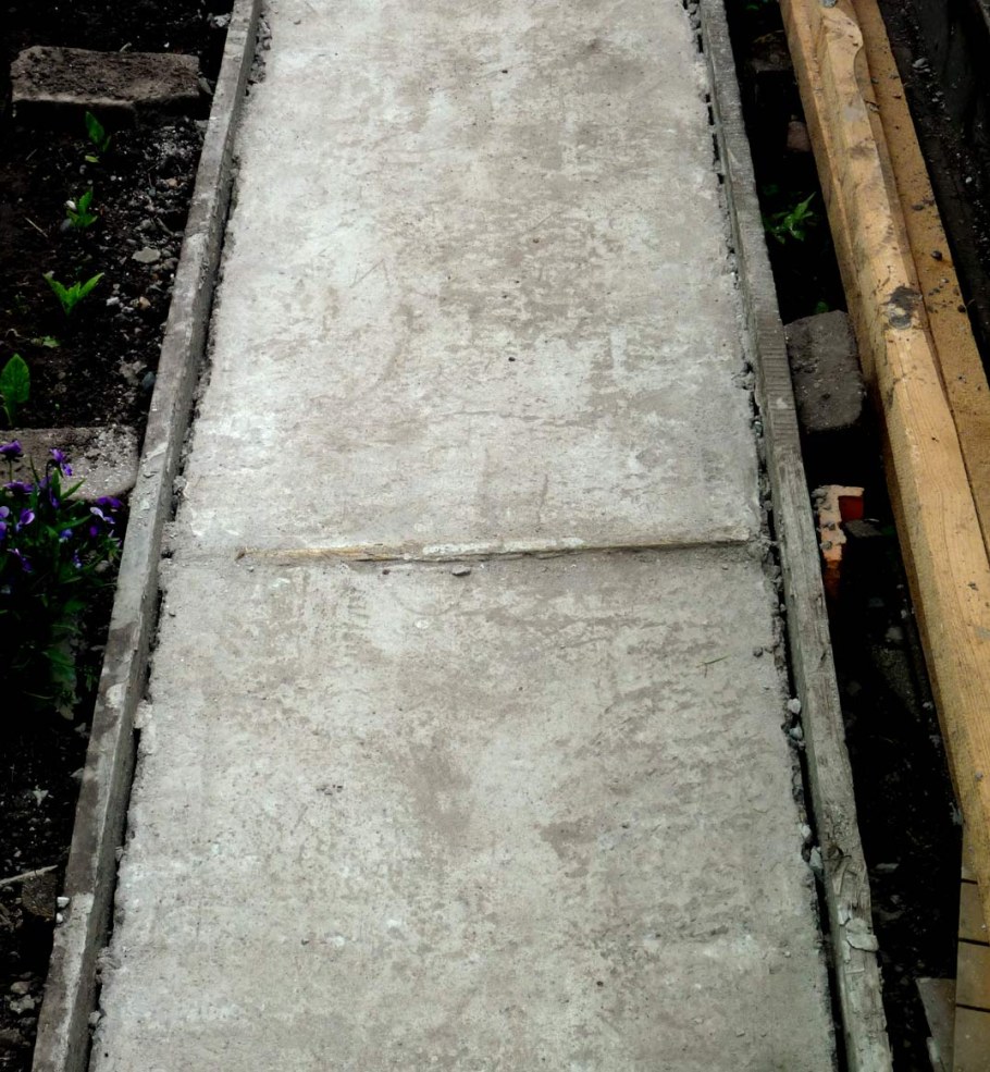 Бетонные дорожки на даче