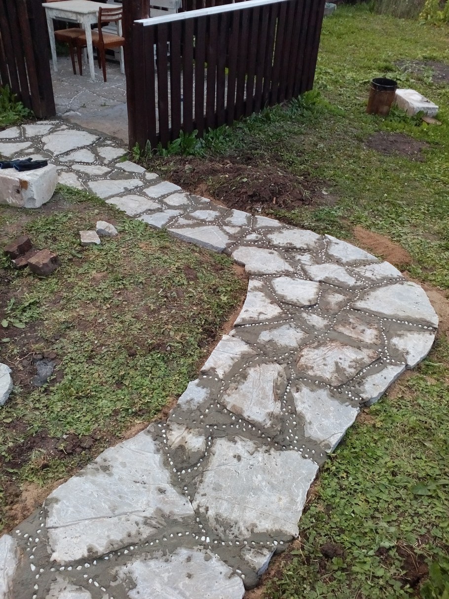 Бетонные дорожки на участке