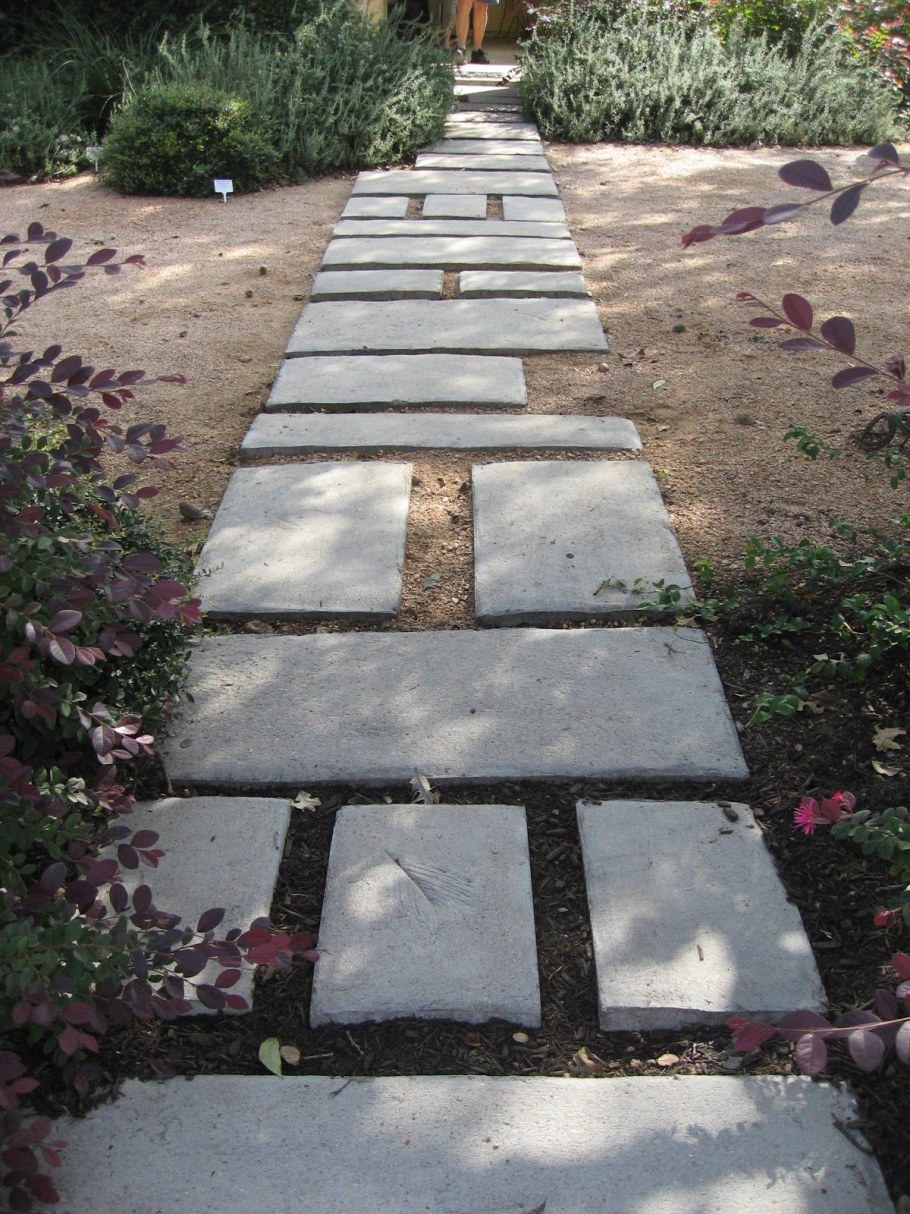 Садовая дорожка из