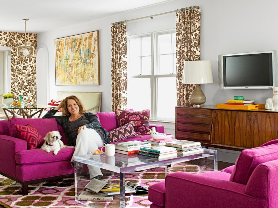 Диван цвета фуксии в интерьере