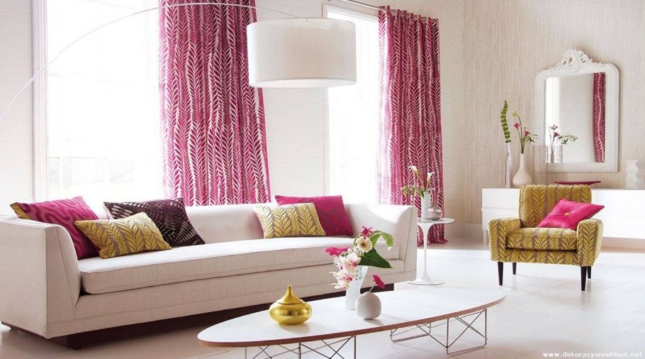 Розовый диван в интерьере