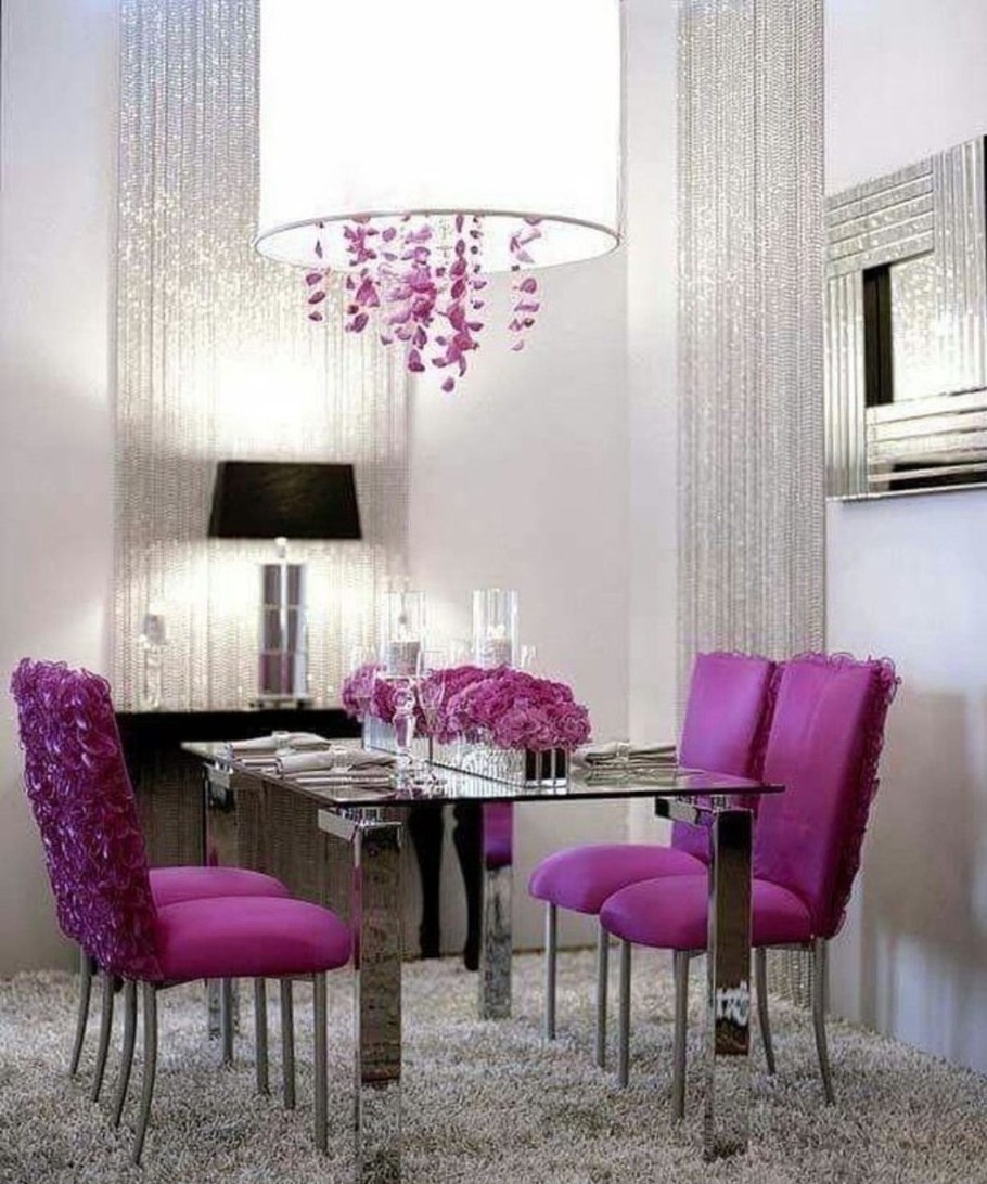 Розовые стулья в интерьере кухни