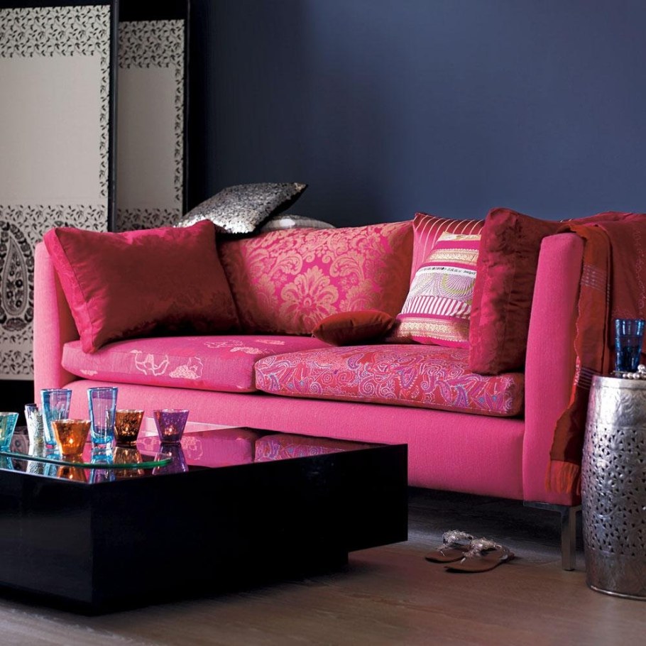 Малиновый диван в интерьере