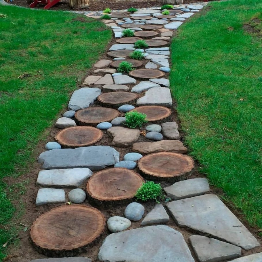 Садовая дорожка из спилов дерева