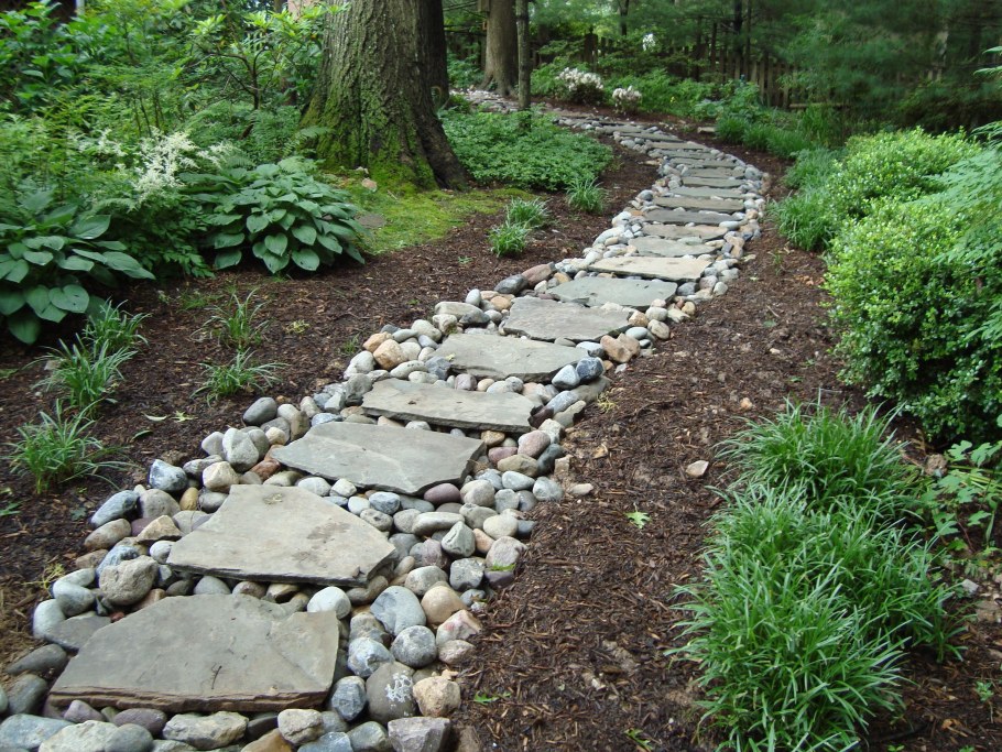 Садовые дорожки из булыжника